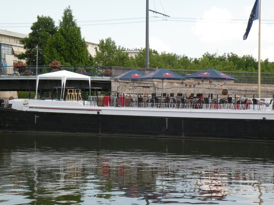  terrasse de café sur une péniche